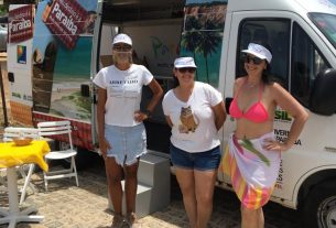 Coordenadora de Marketing da Empresa Paraibana de Turismo S/A PBTUR, Debora Luna, atendendo aos turistas na Praia de Tambaba, Município de Conde