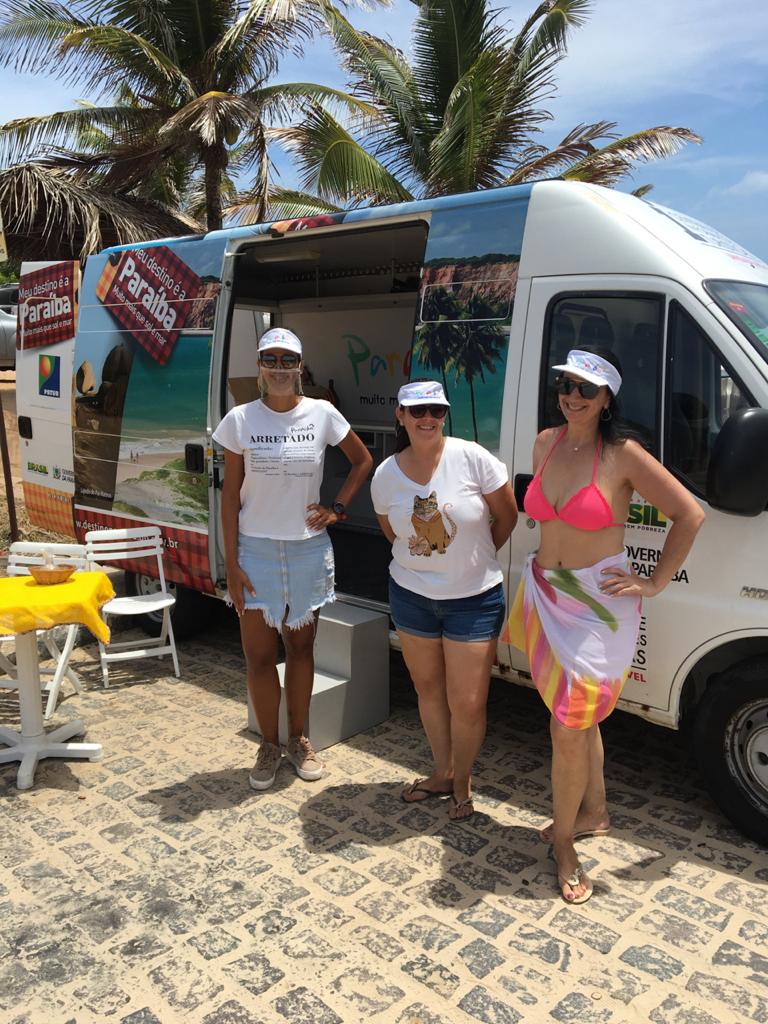 Coordenadora de Marketing da Empresa Paraibana de Turismo S/A PBTUR, Debora Luna, atendendo aos turistas na Praia de Tambaba, Município de Conde
