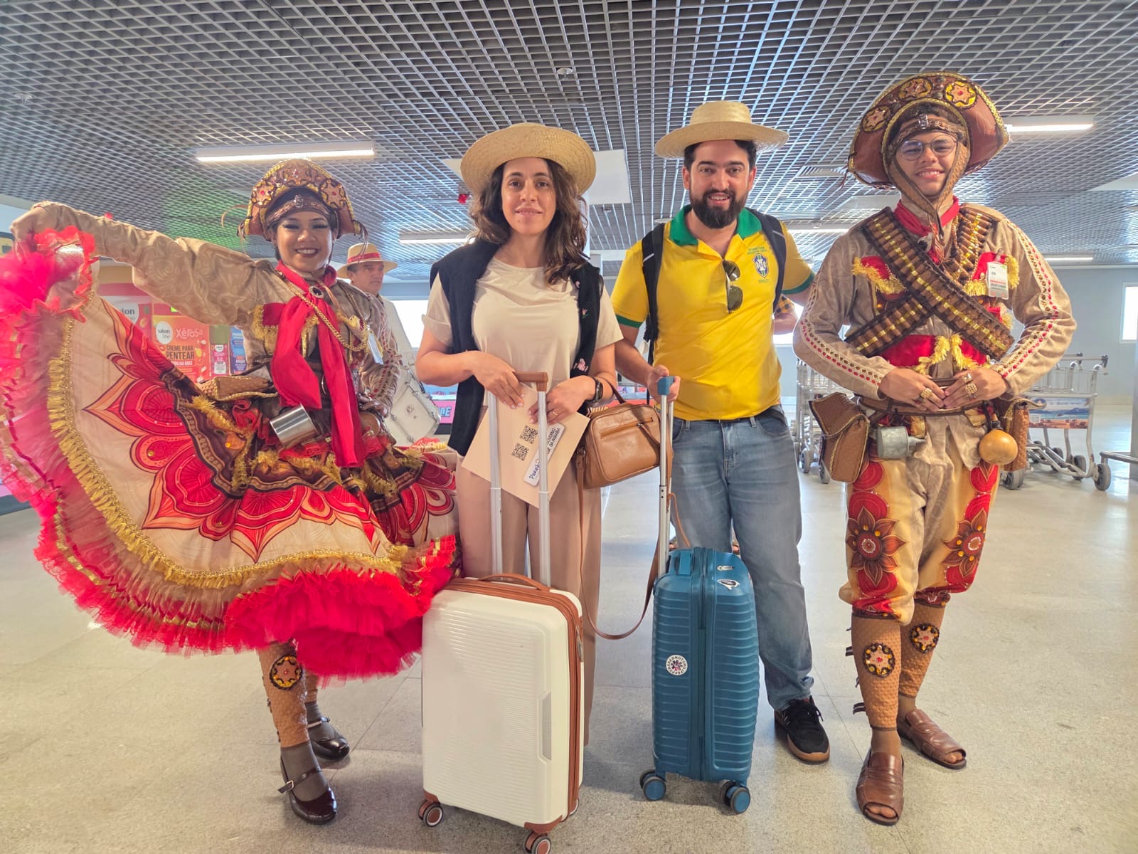Turistas são recebidos com forró e chapéu de palha nos aeroportos da Paraíba durante o São João